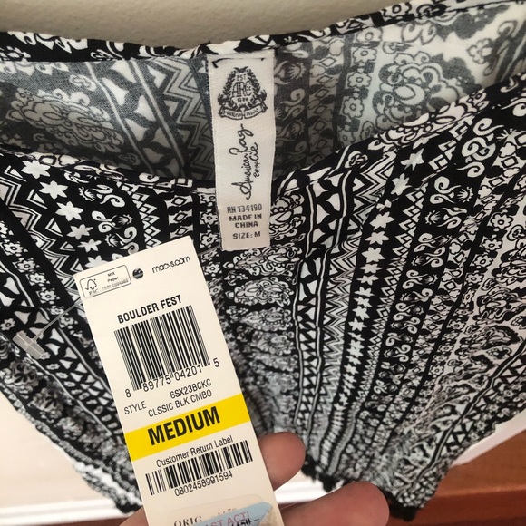 Women’s American Rag Macy’s Boulder Fest Black and White Flowy Printed Tank Top - Picture 4 of 4